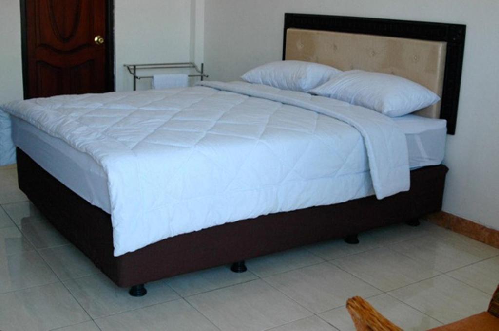 Hotel Sinar Tambolaka Waingapu Szoba fotó